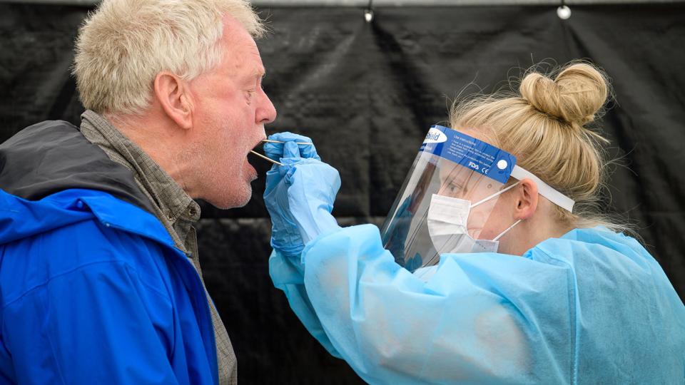 I covid 19-teltet i Thisted er det nemt at få en tid til et mundskab som det, NORDJYSKEs medarbejder her får taget af lægestuderende Julie Syndergaard fra Aalborg. Foto: Bo Lehm