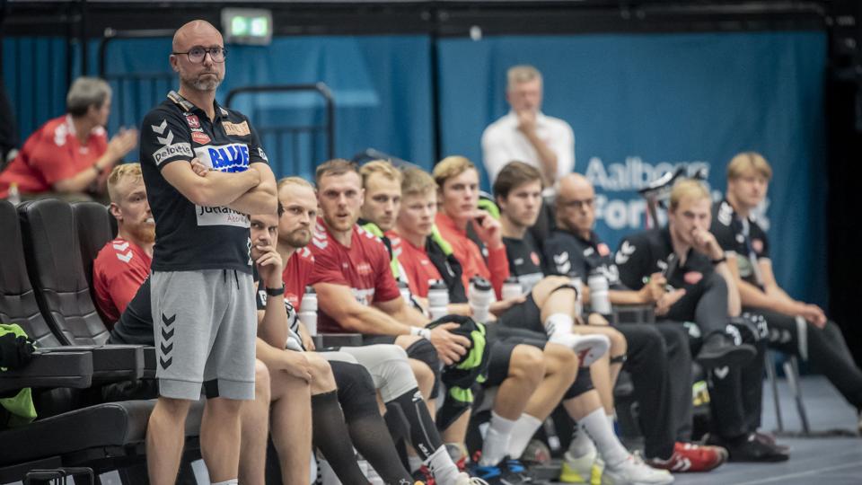 Indsatserne i de første to testkampe har givet Aalborg Håndbold-træner Stefan Madsen nok at arbejde med. Arkivfoto: Martin Damgård
