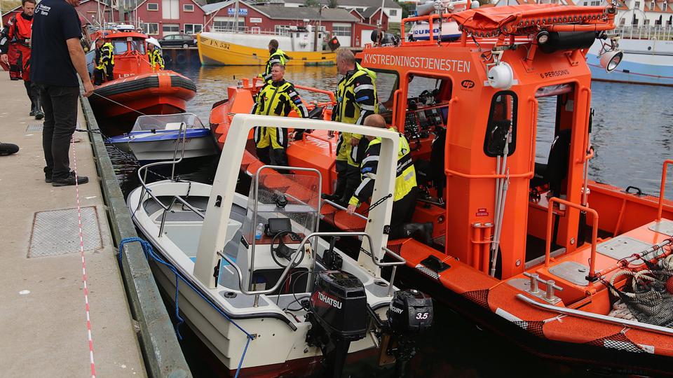 Havnefoged Alex Rasmussen, Vesterø Havn, besigtiger begge joller efter redningsaktionen. Foto: Kirsten Østergaard