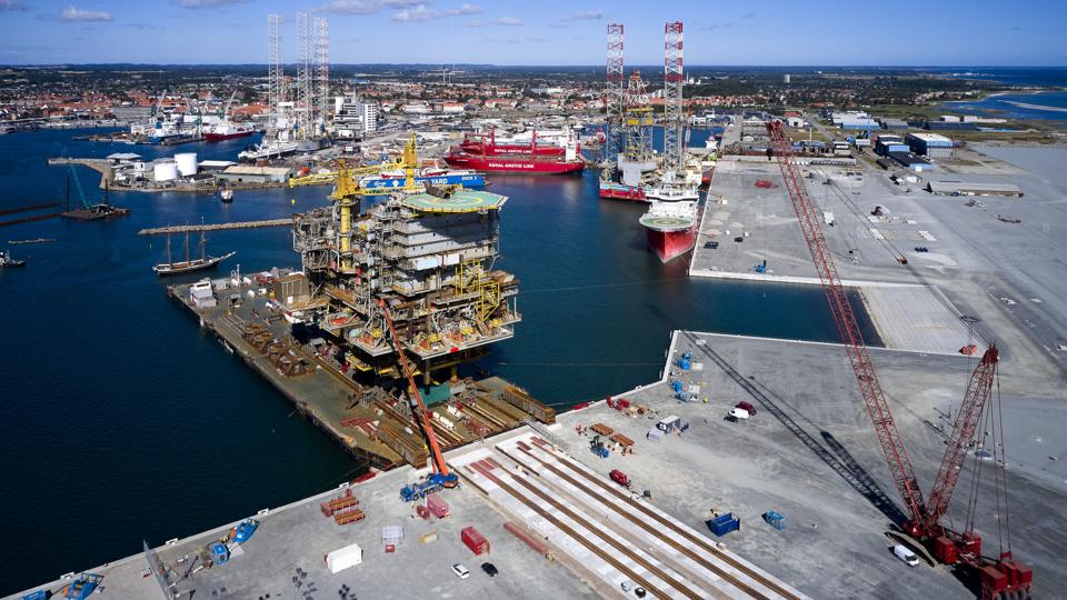 Platformen Thyra Østs ankomst til Frederikshavn var et stærkt symbol på det nye erhvervsområde, det ved fælles indsats er lykkedes at udvikle i byen. Foto: Henrik Bo <i>Foto: Henrik Bo</i>