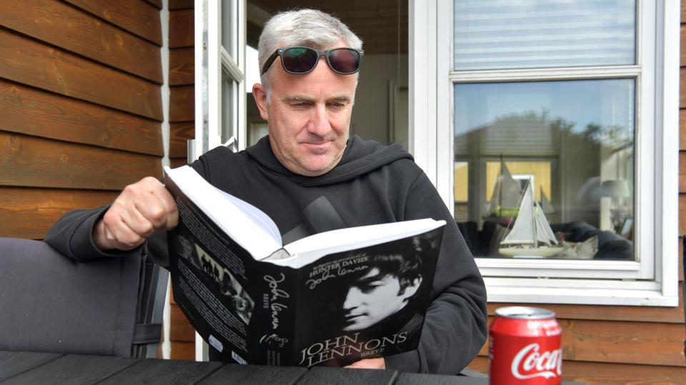 Peter Møller Madsen er kommet på Lendrup Strand, siden han var barn. Han havde ikke drømt om at blive sommerhusejer - og slet ikke i Lendrup. En særlig familieweekend fik ham og hustruen Hanne på andre tanker. Foto: Claus Søndberg
