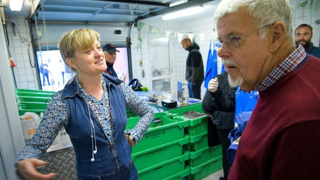Trine Krebs, der havde ansvar for den praktiske del, kom i snak med Carl Jørgen Nielsen, der lærte at lave sprødt skind på en fisk. Foto: Bo Lehm <i>Bo Lehm</i>
