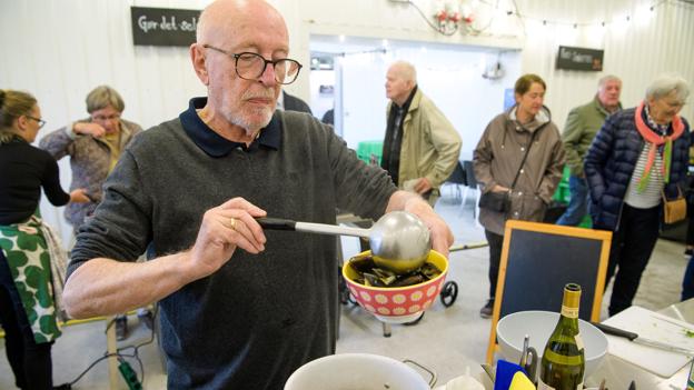 - Åh, de er gode, lød det fra Raymond Mc Caffrey, da han smagte på de muslinger, han havde dampet sammen med kokken Inger Kjærgaard. Foto: Bo Lehm <i>Bo Lehm</i>