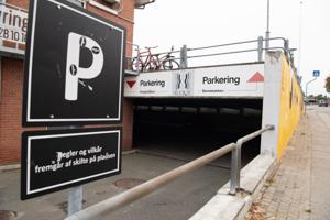 Unges ballade i parkeringskælder skaber bekymring: Nu indkaldes der til et stort forældremøde i Støvring