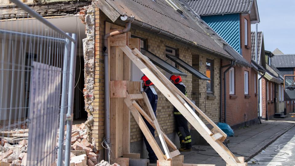 Straks efter uheldet i maj 2020 blev væggene i huset afstivet - og afstivningen står stadig ud over fortovet i Hovedgaden. <i>Arkivfoto: Kim Dahl Hansen</i>