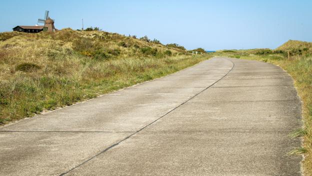 Betonvejen mellem Kandestederne og Hulsig bliver ved en fejl underlaget for de sidste kilometer af årets sidste travetur. Foto: Peter Broen <i>Foto: Peter Broen</i>