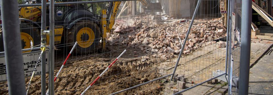 I maj 2020 væltede gavlen i huset. Siden har det stået tomt og ubeboeligt. Nu frygter ejeren af naboejendommen, at det bliver umuligt enten at finde en lejer til huset - eller få det solgt, for hvem vil være nabo til en ruin. <i>Arkivfoto: Kim Dahl Hansen</i>