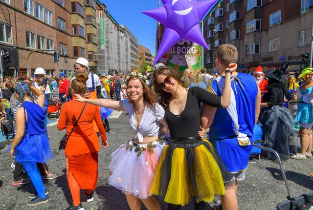 Nogen stor parade ned ad Vesterbro i maj bliver det måske ikke til, men Aalborg Karneval arbejder med forskellige scenarier for, hvordan man alligevel kan holde fest i år. Arkivfoto: Jesper Thomasen <i>Jesper Thomasen</i>