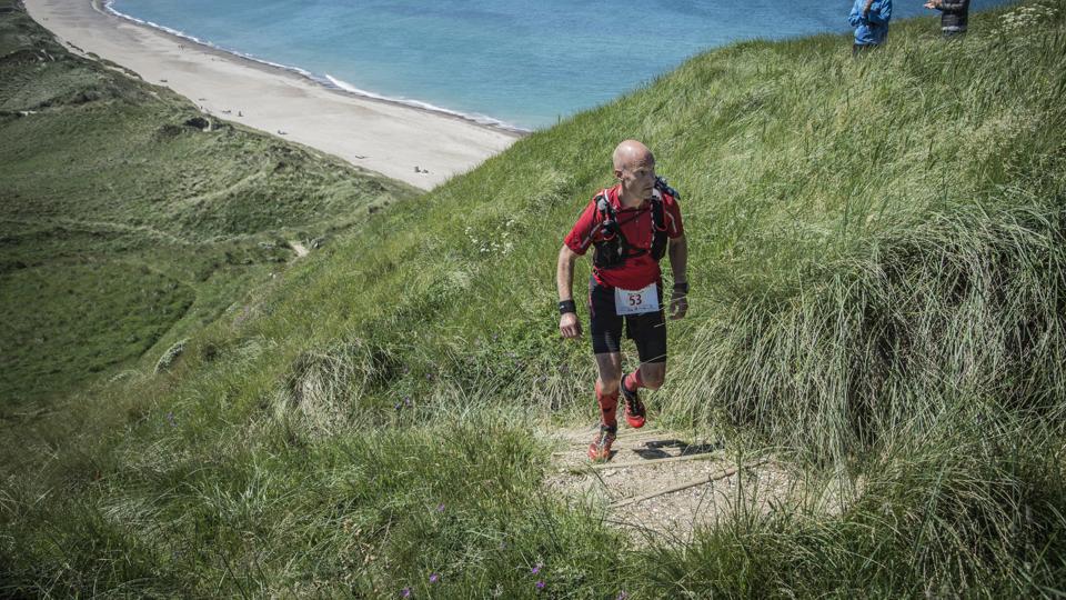 En deltager i Thy Ultra 2014 på vej op mod Bulbjerg, der dengang var vendepunkt, inden turen gik tilbage til Agger. I år passerer løberne på 100 miles-distancen Bulbjerg på vej fra Løkken til Agger. Arkivfoto: Martin Damgård