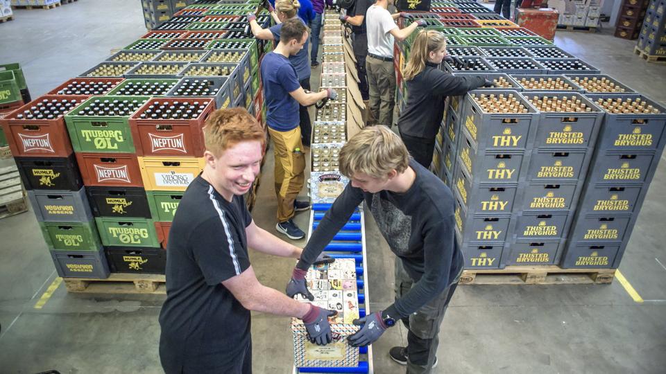 Pakkerne ved båndet har hænderne fulde. Der er netop kørt kassevis af øl frem, og så er det bare om at få fyldt nogle flasker i kalenderne. Og det går støt og roligt, for de fleste har prøvet det før.