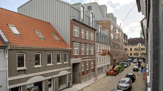 Ekstra etager i gråt metal, der er tilføjet nabobygningerne, dominerer i Sankelmarksgade. Foto: Lars Pauli <i>Foto: Lars Pauli</i>