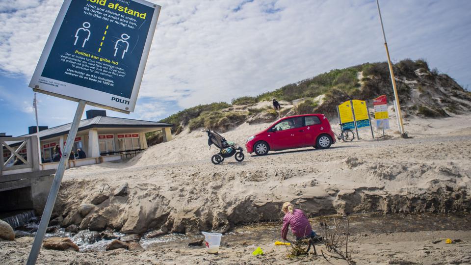 Også på stranden bliver der opfordret til at holde afstand. Inden alt for længe skal det skilt nu nok skiftes ud, da forsamlingsforbuddet hæves til 30-50 fra 8. juni, mens det forventes hævet yderligere fra 8. juli og igen fra 8. august. Foto: Martin Damgård
