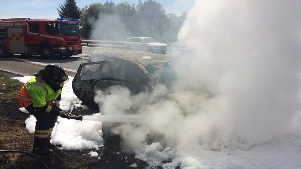 Nordjyllands Beredskab fik slukket ilden i bilen, men der var ikke meget bil tilbage, da de var færdige. Foto: Nils Eltzholtz