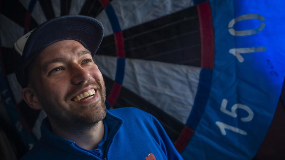 I mange år kunne Jan Olsen ikke forestille sig nogensinde at få et rigtig job. - Jeg troede ikke, der var nogen, der kunne bruge en som mig, siger han. I dag har han fundet sin rette hylde som iværksætter. Foto: Martin Damgård