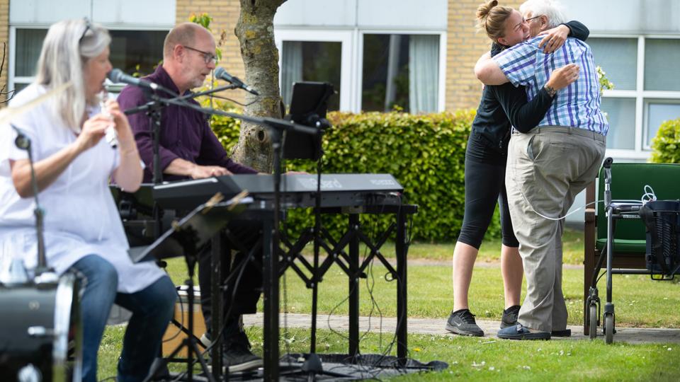 Beboer Frank Staun blev ligefrem fristet til en lille svingom, da den professionelle trio spillede op på ældrecentret Himmerlandshave i Suldrup onsdag eftermiddag. Her ses Tine Lilholt på fløjte og Ole Sloth på klaver og sang - og en af Klaus Thranes trommer. Foto: Torben Hansen
