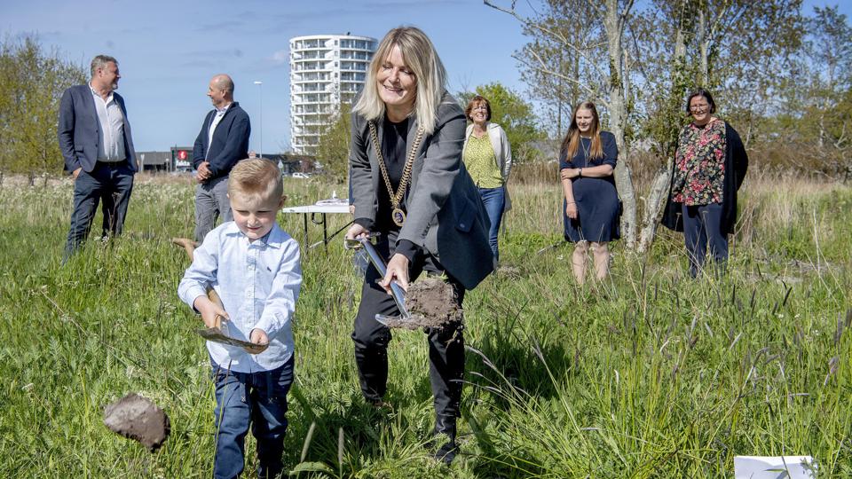Borgmester Birgit Hansen (S) stod for det første spadestik til det nye børnehus i Frederikshavn. Foto: Lars Pauli