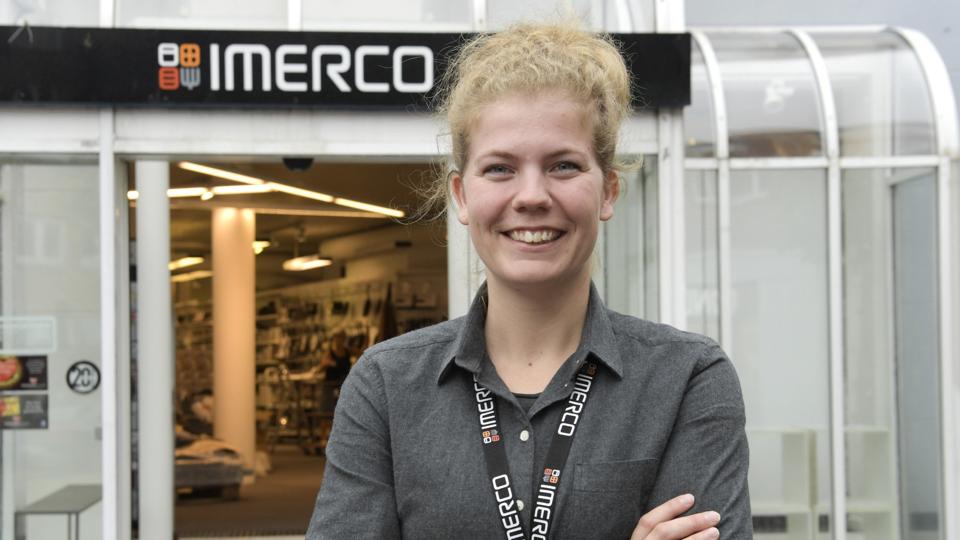 Imerco i Brønderslev blev ødelagt af en brand 11. april. Nu er butikkens leder Simone Pedersen og de ansatte i Imerco-kæden klar til at byde kunderne indenfor igen.