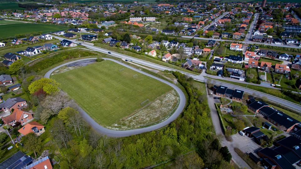 Fremtiden for de godt 18.000 velbeliggende kvadratmeter, som er det gamle Landlyst Stadion er stadig uafklaret inden kommunalbestyrelsen 26. maj drøfter sagen på baggrund af indstillinger fra to udvalg, som ikke er enige. Foto: Bo Lehm