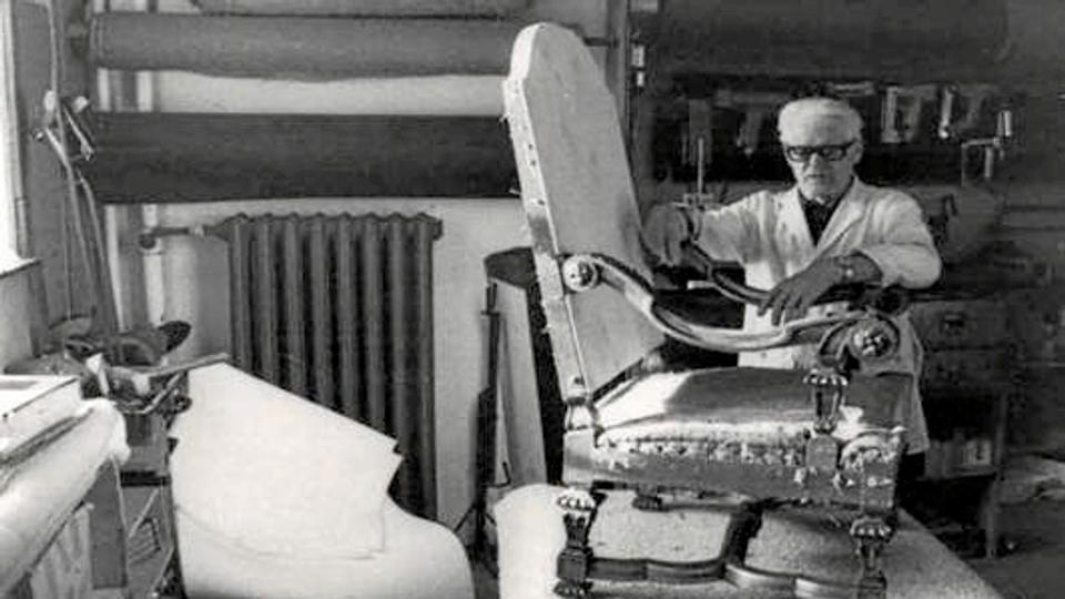 Sven Hansen, grundlægger af Bent Hansen A/S i sit polsterværksted i 1960. Foto: Bent Hansen Møbler A/S