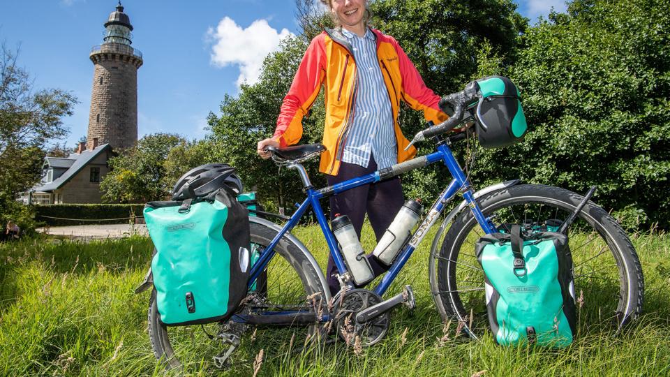 34-årige Teresie Hommersand vil ikke flyve af hensyn til klimaet, og derfor begyndte hun for tre år siden sin cykeltur fra Sydafrika, hvor hun havde boet i seks år, og hjem til Norge. I denne uge er hun nået til Thy, hvor hun blandt andet har overnattet ved Lodbjerg Fyr. Foto: Peter Broen <i>Foto: Peter Broen</i>