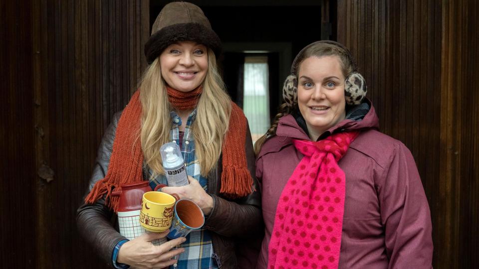 Rita fandt til sidst de magiske skovmandsskjorter i en flyttekasse - og sammen med dem sin eksistensberettigelse som lærer. Foto: Per Arnesen/TV 2