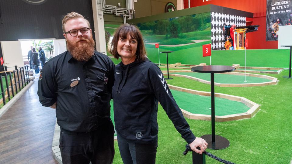 Floor Manager i Maximum Rasmus Kaj og direktør i Bowl'n'Fun Lene Høj Larsen nåede at holde åbent i Maximum i halvanden måned. Børnefødselsdage, firmaarrangementer, barnedåb og blå mandage er udskudt til efteråret. Arkivfoto: Peter Broen <i>Foto: Peter Broen</i>
