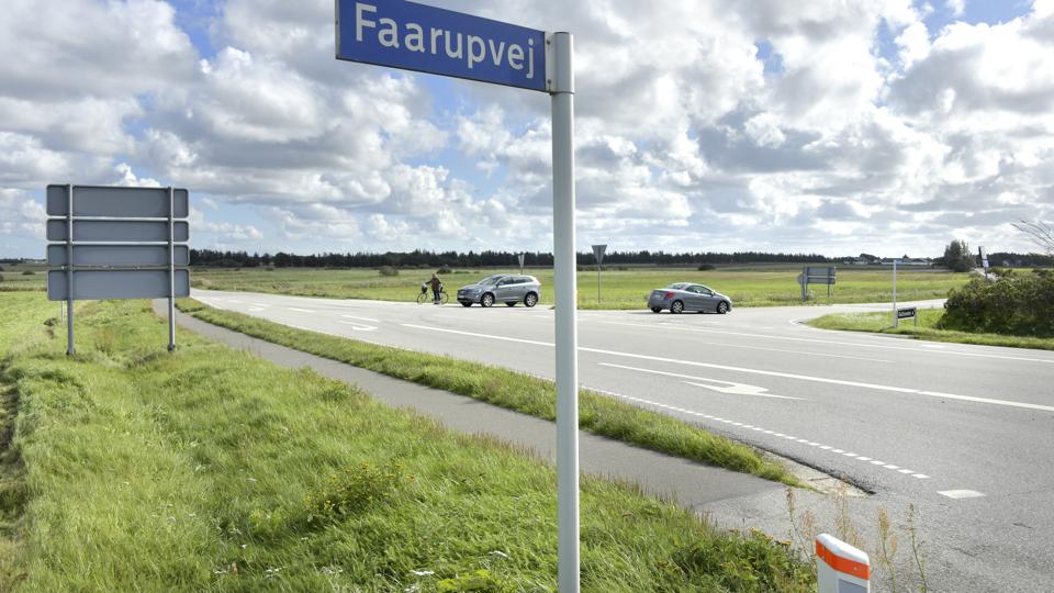 Krydset ved Faarupvej har længe været planlagt til at få en rundkørsel. Det bliver nu endelig en realitet, og det forventes, at byggeriet går i gang efter 1. september. Arkivfoto: Bente Poder
