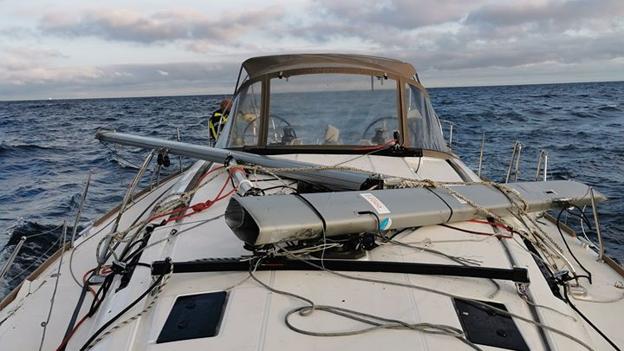 Den knækkede mast på "Hytta Vaar" blev skåret fri af wirerne og sænket, men bommen fik liv at blive om bord. Foto: Skagen Redningsstation