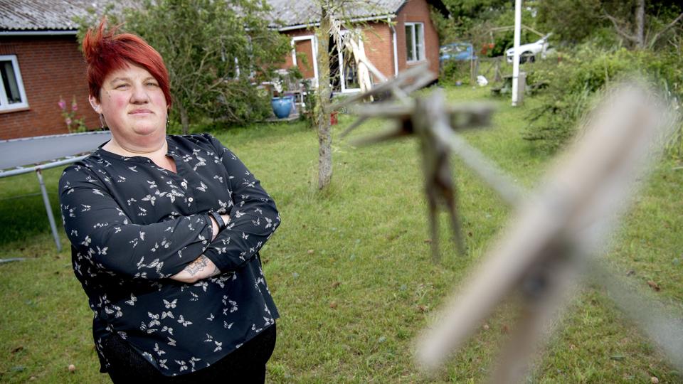 - Jeg kunne ikke nå at vaske gulvet ordentligt, og jeg nåede aldrig at rengøre bag radiatoren, fjerne spindelvæv i loftet, rengøre håndvaske og de store vinduespartier, som også blev pålagt vores arbejdsopgave efter nytår, siger Heidi Høegh Pedersen, tidligere rengøringsassistent på Brovst Skole. Foto: Lars Pauli <i>Foto: Lars Pauli</i>