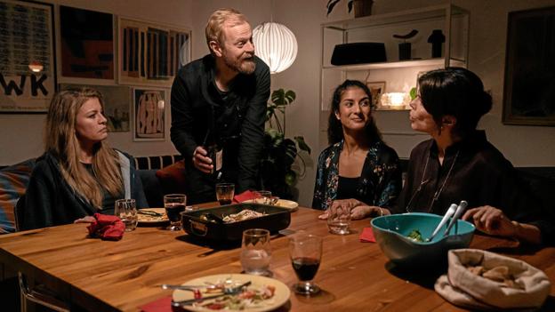 Parmiddagen med Helle og Helles nye kæreste, Helena, er sjov i al sin absurditet. Foto: Per Arnesen/TV 2 <i>Per Arnesen/TV 2</i>