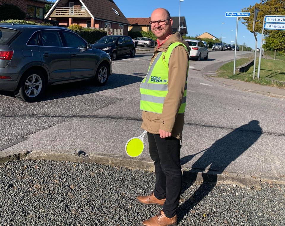 Evald Lange i den - lidt trange - selvlysende overtrækstrøje, der er obligatorisk ved skolepatruljearbejde. Privatfoto