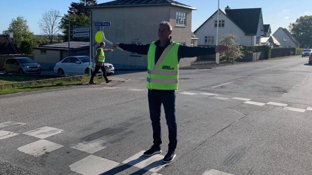 Bjørn Visborg patruljerer - i baggrunden Evald Lange. Privatfoto