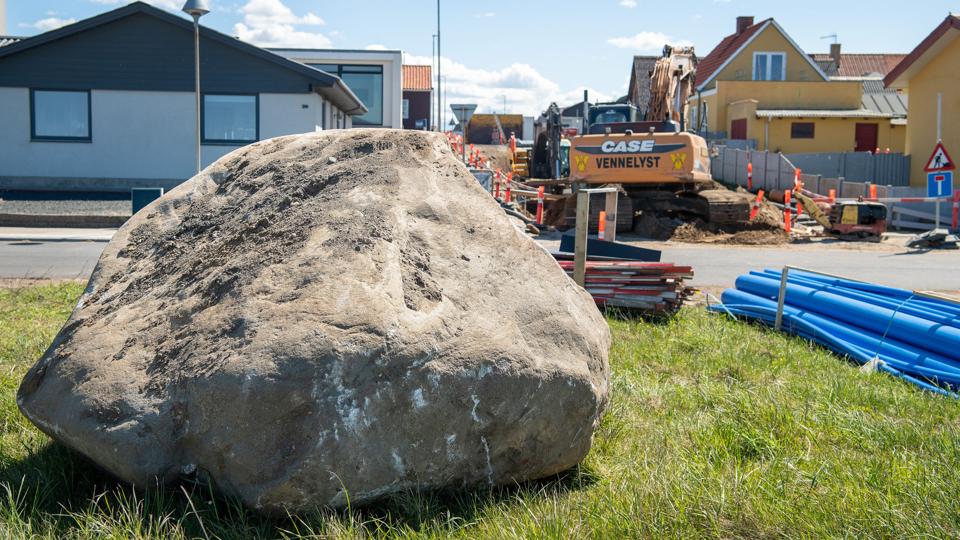 Stenen vej 24 ton, og måtte fjernes med en mobilkran. Foto: Bente Poder