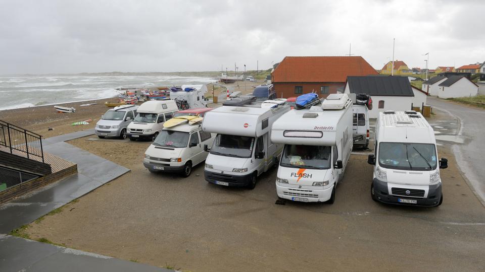 Parkeringspladsen ved Hummerhuset i Klitmøller er ofte fyldt med biler, og om sommeren er trafikken på Ørhagevej i det hele taget tæt. De trængselsproblemer skal et forsøg med shuttlebusser nu afhjælpe. Arkivfoto