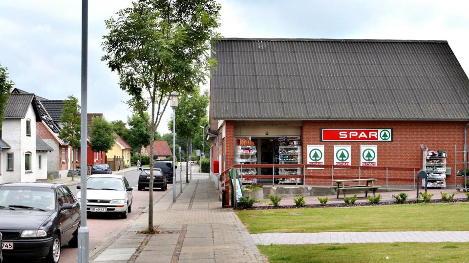 Købmandsbutikken i Vegger lukkede med udgangen af juni - nu går forhandlingerne i gang igen omkring borgerforeningens overtagelse. Arkivfoto