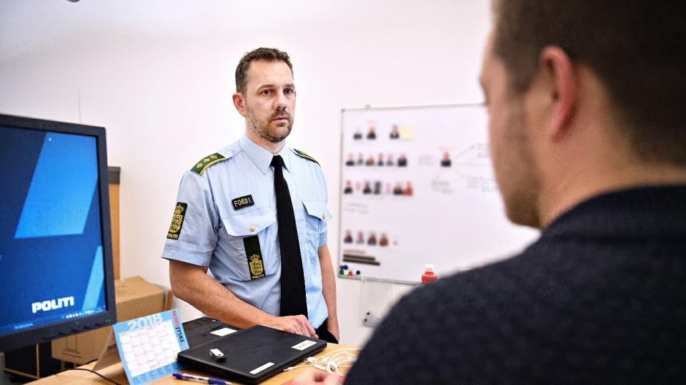Vicepolitiinspektør Anders Uhrskov (tv.) oplyser, at Nordjyllands Politi havde en rigtig god dialog med gymnasiets rektor, som dog ikke er med på fotoet her. Arkivfoto: Hans Ravn