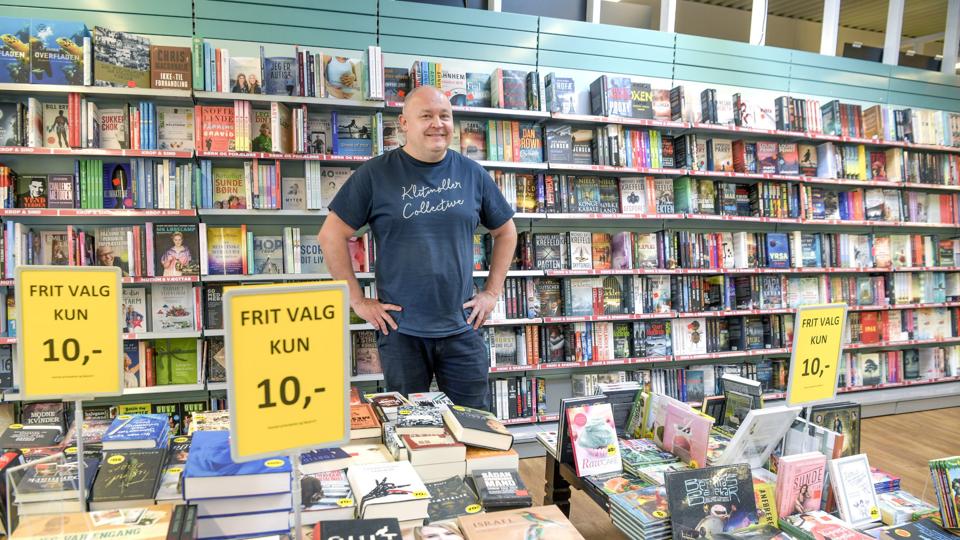 Klaus Simonsen var glad for endelig at kunne åbne butikken igen i mandags. Lageret er godt fyldt med nye titler, og de sidste af bogudsalgsvarerne lokker som det første.