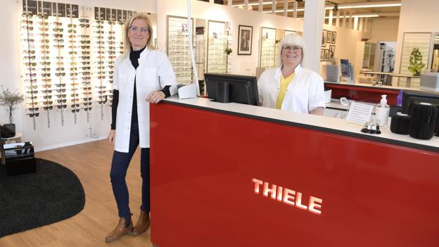 Thiele er nabo til Bog & Idé i arkaden i Aabybrocentret. Her har man haft lov til at holde åbent hele tiden, og optiker Lise Abildgaard og optikerassistent Bettina Lunde-Christensen står i kitler og spritter god af ved hvert besøg.