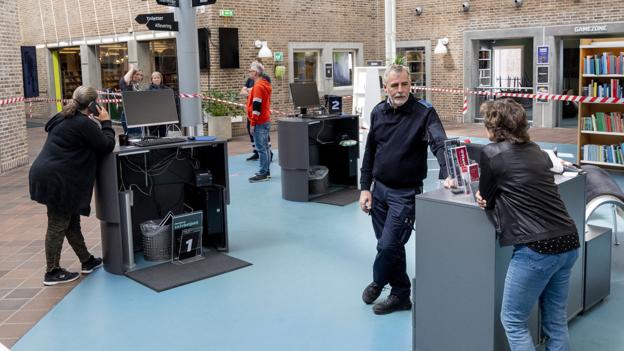 Hovedparten af de ansatte arbejder fortsat hjemme, mens andre har fået vejledning i, hvordan de bedst betjener lånerne, mens corona-virussen stadig florerer. Foto: Kim Dahl Hansen <i>Kim Dahl Hansen</i>