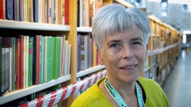 Bibliotekschef Kirsten Boelt glæder sig til hverdagen engang igen bliver helt normalt, men synes dog at åbningen på mandag er et skridt i den rigtige retning. Foto: Kim Dahl Hansen <i>Kim Dahl Hansen</i>