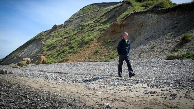 En stenet strand er ikke det mest behagelige underlag at vandre på - specielt ikke mod dagens slutning, hvor benene værker. Foto: Bo Lehm <i>Bo Lehm</i>