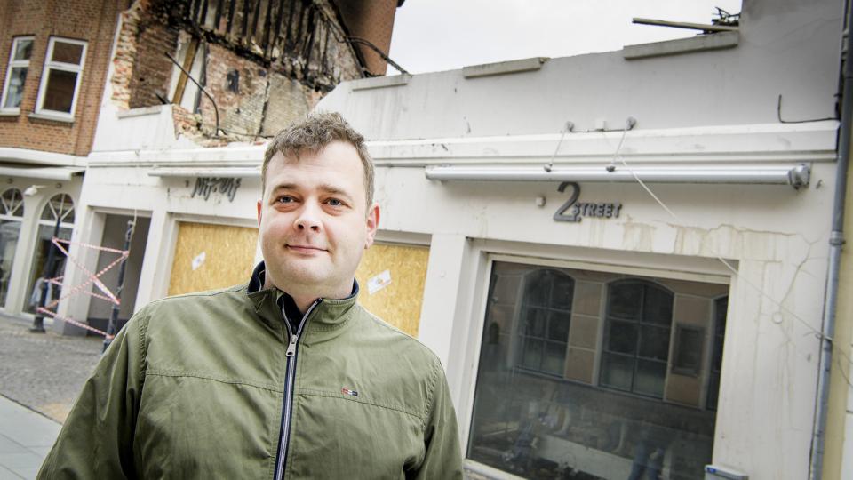 Johann Pilgaard Veje er tilbage på åstedet i Vestergade. Hans lejlighed oppe under taget eksisterer ikke længere. Foto: Peter Mørk
