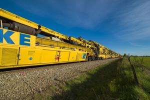 Se video af den vilde maskine: Monster æder sig gennem jernbanesporet med 55 meter i timen