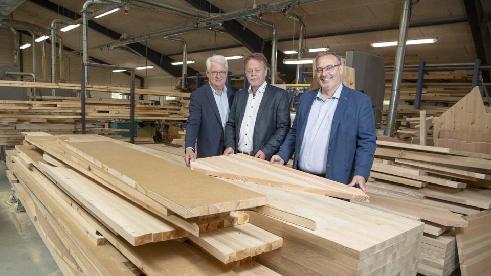 Den nye ejerkreds i BV Trappen i Koldby er Peter Vang, i midten, med 60 procent ejerandel. Han har hidtil ejet 10 procent. Til venstre direktør Rober Hove, Thy Erhvervsinvest A/S, med ejerandel på 20 procent. Til højre adm. direktør Francois Grimal fra Dolle A/S, som også har 20 procent ejerandel.