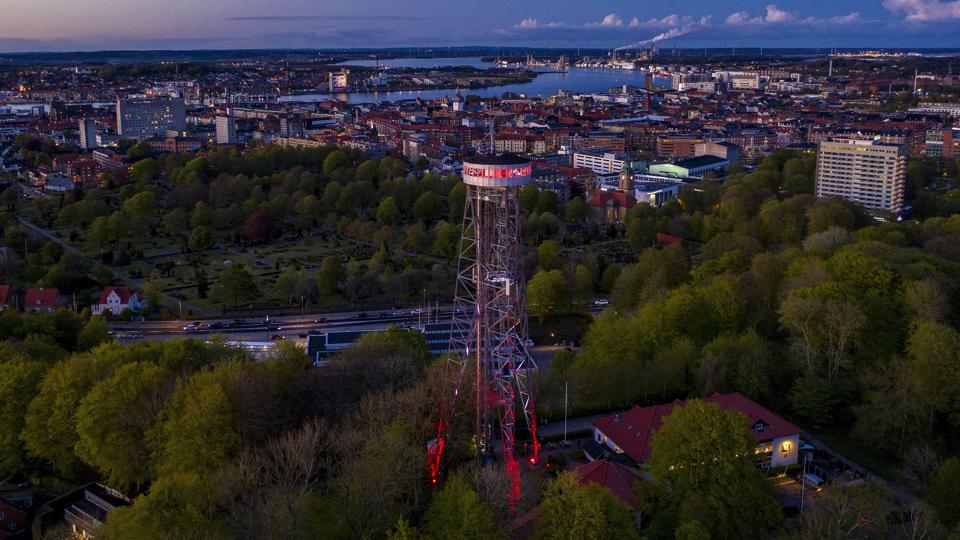 Aalborgtårnet bør lyset op markant helt året i stil med den lyssætning, der var på det aalborgensiske vartegn i anledning af 75-året for Danmarks befrielse.  Arkivfoto: Henrik Bo <i>Foto: Henrik Bo</i>