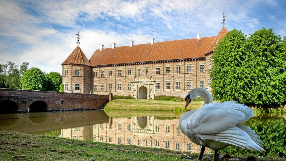 Voergaard Slot har siden 1955 været rammen om den største privatejede kunstskat i Danmark - nemlig kunst fra hele verden, der blev samlet på fire franske slotte. PR-foto