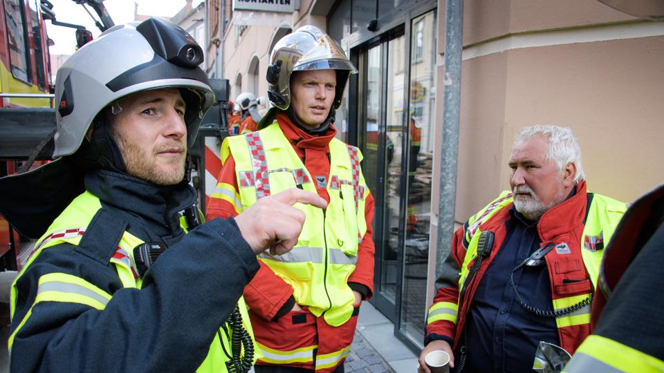 Nicolai Kanstrup (til venstre) fik som øverste indsatsleder bistand af Henrik Gade lll og Mogens Hansen, begge Nykøbing, til den krævende opgave. Foto: Bo Lehm