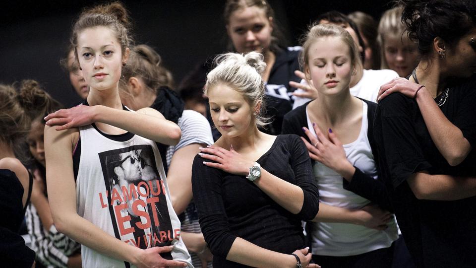 Selvom ungdomsskolen skal spare bliver der også råd til at øge aktivitetsniveauet - som her hvor der øves til en stor danseforestilling. Arkivfoto: Lars Pauli <i>Lars Pauli</i>