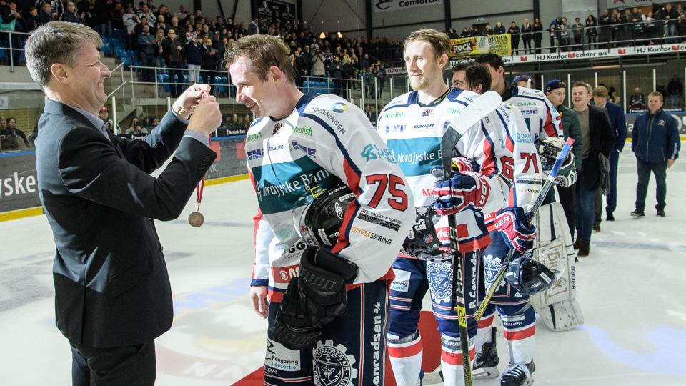 Frederikshavn White Hawks-direktør Henrik Andersen (tv.) har ikke opgivet at få Alexander Bumagin på holdet igen i næste sæson. Arkivfoto: Peter Broen