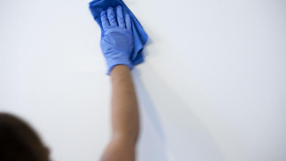 Flere ansatte på Aalborgs Skoler fik hovedpine, åndedrætsbesvær og kvalme efter at have arbejdet med desinfektionsmidlet Penitol. Nu skal de på kursus, for at lære mere om forholdsregler og effektiv rengøring i forbindelse med Covid-19. Arkivfoto